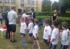 drużyna sportowa otrzymuje dyplom i medale za udział w spartakiadzie przedszkolaków