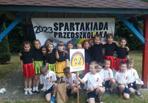 drużyna z "Tęczowego Przedszkola" pozuje do zdjęcia z tyłu widnieje napis "Spartakiada Przedszkolaków
