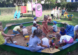 zabawy przedszkolaków w piaskownicy