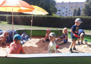 dzieci bawią się w piaskownicy