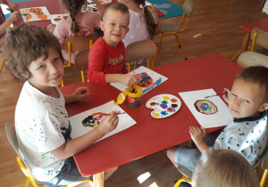 dzieci malują farbami ilustracje do opowiadania "Poznajcie kropkę, czyli Vasthi i jej historia"