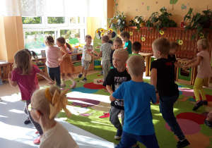 dzieci tańczą w parach na dywanie