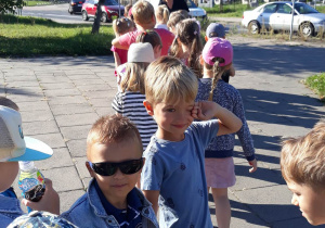 dzieci na skrzyżowaniu ulic