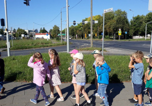 dzieci obserwują skrzyżowanie ulic