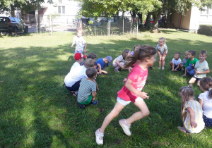 dzieci podczas zabawy zespołowej w ogrodzie przedszkolnym