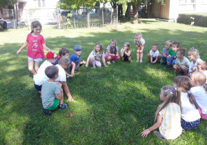 dzieci podczas zabawy w ogrodzie przedszkolnym