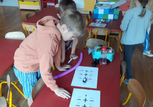 dzieci kodują za pomocą ozobota