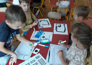 przedszkolaki rysują drogę, kodują trasę dla ozobota