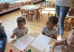dzieci malują farbami kropki