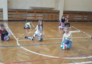 ćwiczenia gimnastyczne z piłką na sali