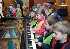 dzieci grają na fortepianie
