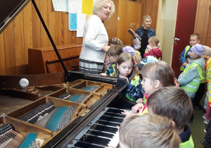 dzieci oglądają wnętrze fortepianu