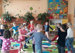 dzieci tańczą w kole trzymając się za ręce
