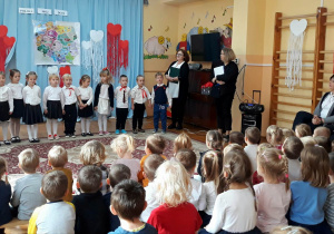 dzieci śpiewają piosenkę "Jesteśmy Polką i Polakiem"