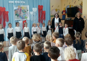 przedszkolki śpewają hymn Polski