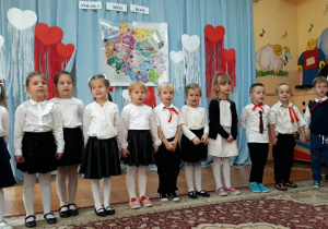 przedszkolki śpewają hymn Polski