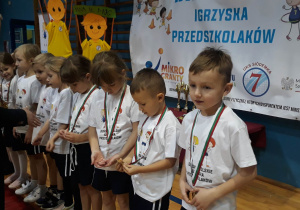 dekoracja medalowa dla dzieci uczestniczących w igrzyskach sportowych