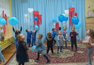 przedszkolaki tańczą z balonikami