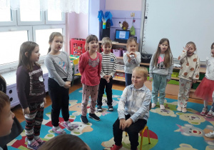 dzieci śpiewają Jasiowi "sto lat"