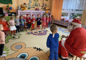 dzieci śpiewaja dla Mikołaja piosenkę