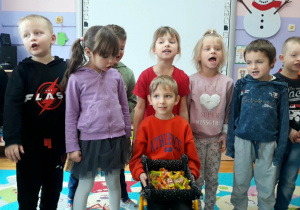 przedszkolaki śpiewaja Szymonowi "Sto lat"