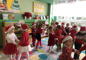 dzieci tańczą w parach ubrane na czerwono