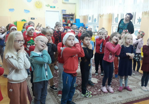 dzieci pokazują gesty do piosenki