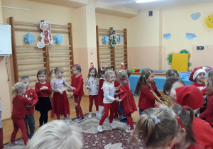 dzieci tańczą w kółeczkach
