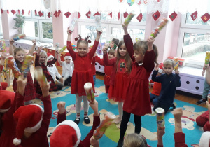 taniec dzieci z grupy VII w czerwonych strojach dla Mikołaja