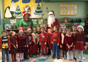dzieci z grupy IV pozują do zdjęcia z Mikołajem i Elfem