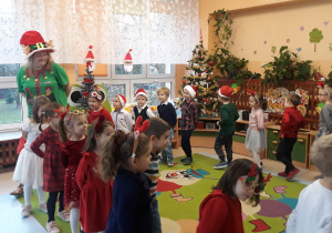 dzieci tańczą na dywanie z Elfem
