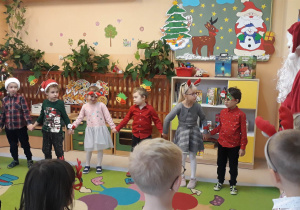 Wspólny taniec Mikołaja i dzieci z grupy V na dywanie