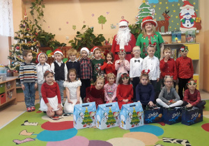 grupa V na wspólnym zdjęciu z Mikołajem i Elfem