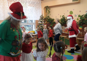 dzieci tańczą z Mikoajem i elfem