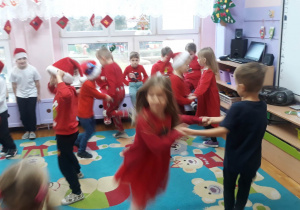 przedszkolaki tańczą w parach
