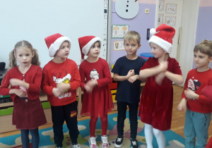 dzieci śpiewają piosenkę Mikołajowi