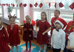 przedszkolaki śpiewają piosenkę dla Mikołaja o Mikołaju