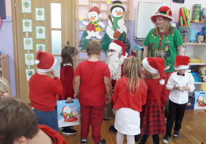 przedszkolaki rozmawiają z Mikołajem, dziękują za prezenty