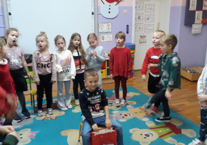 dzieci śpiewają Marcelkowi "Sto lat"