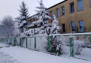 przedszkole w śniegu od frontu